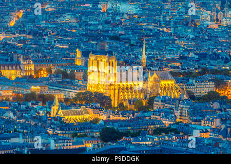 Nacht Blick von Notre Dame de Paris von der Panoramaterrasse des Tour Montparnasse. Nahaufnahme von Notre Dame gotische Kirche der wichtigste religiöse Denkmal der französischen Hauptstadt. Paris städtischen Skyline. Stockfoto