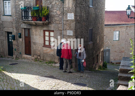 12.06.2018, Monsanto, Portugal, Europa - Drei ältere Männer sind gesehen in einem Chat vor einem Wohnhaus im Dorf von Monsanto. Stockfoto
