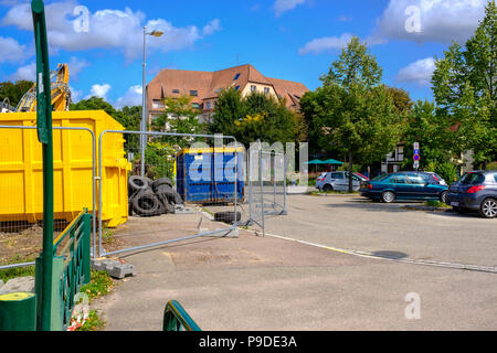 Straßburg, Container, Abbruch, geparkte Autos, Wohnhaus im Abstand, Elsass, Frankreich, Europa, Stockfoto