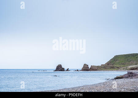 Strand mit Felsen im Hintergrund Los Escullos, an einem bewölkten Tag. Stockfoto