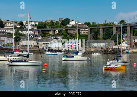 St. Budeaux Devon England Juli 12, 2018 Die Tamar Brücken aus dem Devon Seite der Mündung des Flusses gesehen Stockfoto