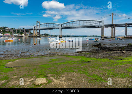 St. Budeaux Devon England Juli 12, 2018 Die Tamar Brücken aus dem Devon Seite der Mündung des Flusses gesehen Stockfoto