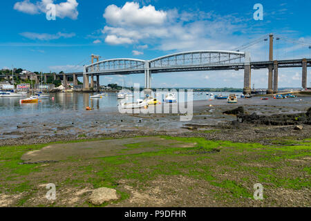 St. Budeaux Devon England Juli 12, 2018 Die Tamar Brücken aus dem Devon Seite der Mündung des Flusses gesehen Stockfoto