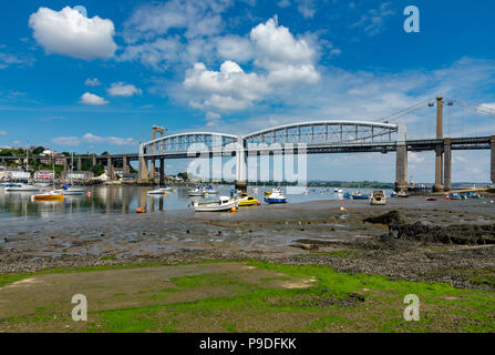 St. Budeaux Devon England Juli 12, 2018 Die Tamar Brücken aus dem Devon Seite der Mündung des Flusses gesehen Stockfoto