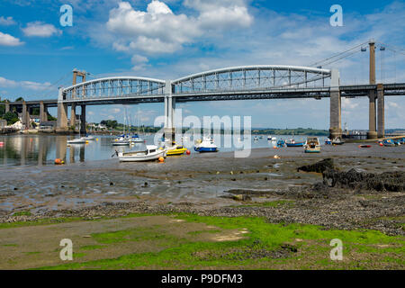 St. Budeaux Devon England Juli 12, 2018 Die Tamar Brücken aus dem Devon Seite der Mündung des Flusses gesehen Stockfoto