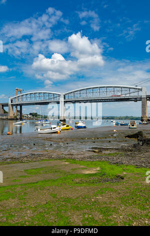 St. Budeaux Devon England Juli 12, 2018 Die Tamar Brücken aus dem Devon Seite der Mündung des Flusses gesehen Stockfoto