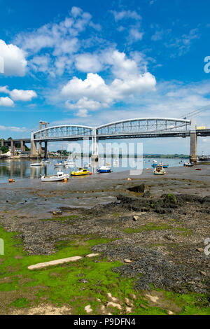 St. Budeaux Devon England Juli 12, 2018 Die Tamar Brücken aus dem Devon Seite der Mündung des Flusses gesehen Stockfoto