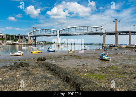 St. Budeaux Devon England Juli 12, 2018 Die Tamar Brücken aus dem Devon Seite der Mündung des Flusses gesehen Stockfoto