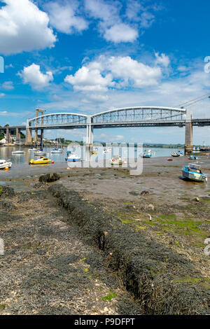 St. Budeaux Devon England Juli 12, 2018 Die Tamar Brücken aus dem Devon Seite der Mündung des Flusses gesehen Stockfoto