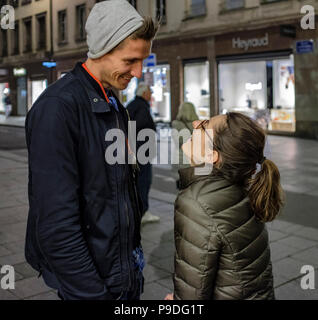 Straßburg, junges Paar chatten, Nacht, Elsass, Frankreich, Europa, Stockfoto