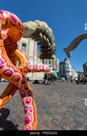 Stadt Boulogne-sur-Mer, Frankreich. Ein sea-life-themed balloon Parade, mit Boulogne-sur-Mer Kirche Saint-Nicolas im Hintergrund. Stockfoto