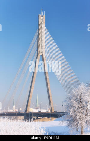 Schrägseilbrücke mit Panoramablick von Riga im Winter Stockfoto