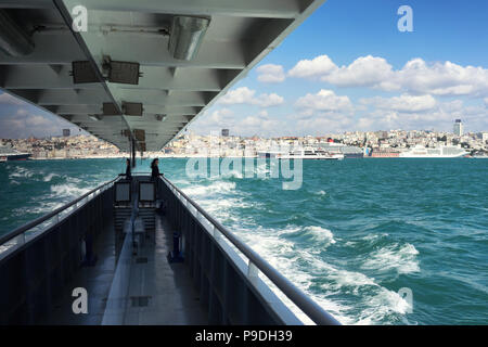 Die Fähre deck mit Reflexion im Windows vor der Kulisse von Istanbul Panorama an einem sonnigen Tag Stockfoto