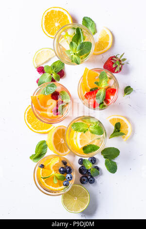 Limonade. Limonade, Mojito und Berry Limonade in Gläser auf weißem Hintergrund. Ansicht von oben mit der Kopie. Stockfoto