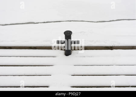 Platz auf einer hölzernen Wharf Winter unter dem Schnee Moor Stockfoto