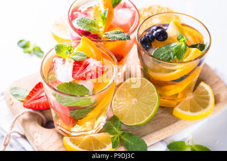 Limonade. Gekühlte Limonade mit Erdbeere, Himbeere und Heidelbeere mit Orange, Limette und Zitrone. Stockfoto