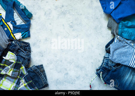 Kind Kleidung - Jeans, Polo, Shorts und T-Shirt top Blick auf Stein. Ansicht von oben mit der Kopie. Stockfoto