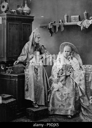 Mädchen in einem Russischen Kleid. Museum: Museum der Fotografie Geschichte, Nischni Nowgorod. Stockfoto