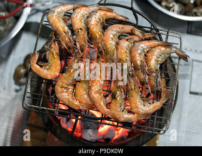 Gegrillte Garnelen auf Das flammende Grill. Garnelen sind gebraten auf einem Grill über Kohle. Stockfoto