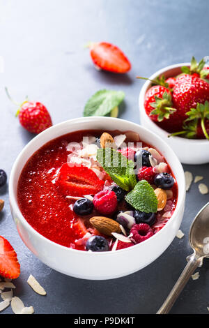 Smoothie Schale mit frischen Beeren und Nüssen. Vertikale. Stockfoto
