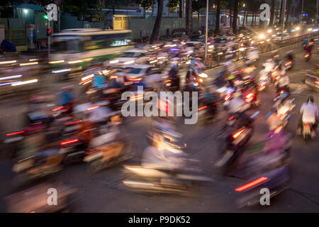 SAIGON, VIETNAM, Dec 14 2017, dichten Verkehr in der Nacht Schnittpunkt mit verschwommen Lichter durch Motorräder und Fahrzeuge. Stockfoto