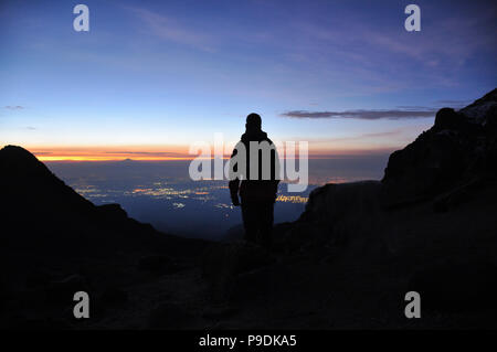 Silhouette einer Person steht auf einem Berg auf der Suche nach den Horizont auf dem Berg Iztaccihuatl Vulkan, Mexiko Stockfoto
