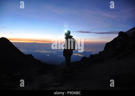 Silhouette eines Bergsteigers stehen auf einem Berg vor den Horizont mit Headtorch auf dem Berg Iztaccihuatl Vulkan, Mexiko Stockfoto