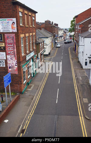 Blick nach unten vom roadbrige die Main Street in Runcorn, Cheshire Stockfoto