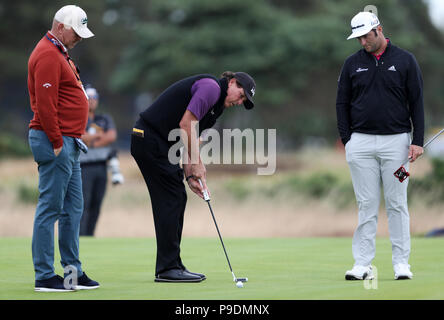 Europäische Ryder Cup Captain Thomas Bjorn Uhren USA Phil Mickelson während der Vorschau Tag drei der Open Championship 2018 in Carnoustie Golf Links, Angus. Stockfoto