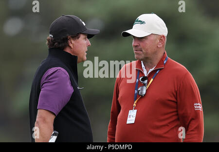 Europäische Ryder Cup Captain Thomas Bjorn spricht mit den USA Phil Mickelson während der Vorschau Tag drei der Open Championship 2018 in Carnoustie Golf Links, Angus. Stockfoto