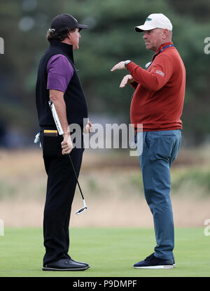 Europäische Ryder Cup Captain Thomas Bjorn spricht mit den USA Phil Mickelson während der Vorschau Tag drei der Open Championship 2018 in Carnoustie Golf Links, Angus. Stockfoto