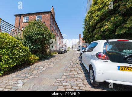 Autos auf Kings Arms Hill, einem historischen gepflasterten Straße auf einem steilen Hügel in der historischen Marktstadt in Arundel, West Sussex, England, UK geparkt. Stockfoto