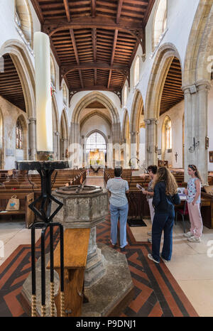 Touristen, die in der innerhalb der Pfarr- und Klosterkirche St. Nikolaus in Arundel, West Sussex, England, UK. Alte Kirche Innenraum. St Nicholas. Stockfoto