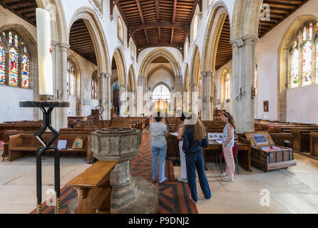 Touristen, die in der innerhalb der Pfarr- und Klosterkirche St. Nikolaus in Arundel, West Sussex, England, UK. Alte Kirche Innenraum. St Nicholas. Stockfoto