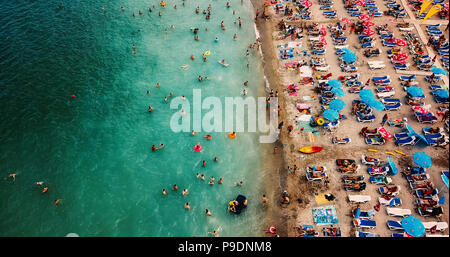 Baia Sprie, Rumänien - 15. JULI 2018: Luftbild vom Fliegen Dröhnen der Leute am Strand Baia Sprie in Rumänien Stockfoto