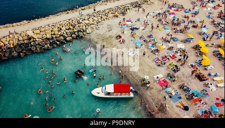 Baia Sprie, Rumänien - 15. JULI 2018: Luftbild vom Fliegen Dröhnen der Leute am Strand Baia Sprie in Rumänien Stockfoto