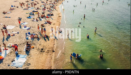 Baia Sprie, Rumänien - 15. JULI 2018: Luftbild vom Fliegen Dröhnen der Leute am Strand Baia Sprie in Rumänien Stockfoto