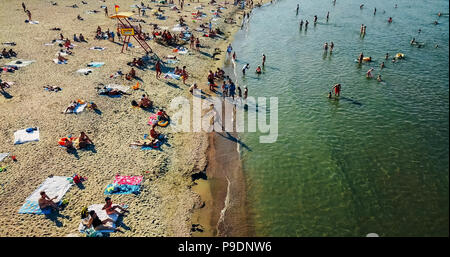 Baia Sprie, Rumänien - 15. JULI 2018: Luftbild vom Fliegen Dröhnen der Leute am Strand Baia Sprie in Rumänien Stockfoto