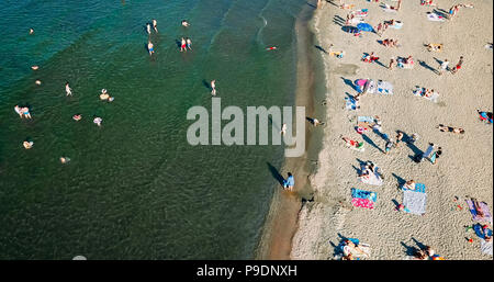 Baia Sprie, Rumänien - 15. JULI 2018: Luftbild vom Fliegen Dröhnen der Leute am Strand Baia Sprie in Rumänien Stockfoto