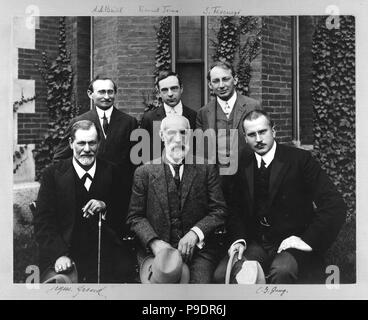 Sigmund Freud, Stanley Hall, Carl Gustav Jung, Abraham A. Brill, Ernest Jones, Sandor Ferenczi vor der Clark University. Museum: private Sammlung. Stockfoto