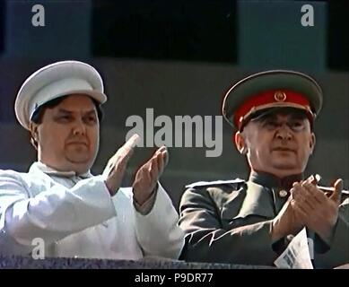 Georgy und Malenkov Lavrentiy Berija auf Lenins Mausoleum Tribune. Museum: Staatliches Historisches Museum, Moskau. Stockfoto