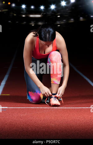 Athlet Mädchen, das versuchte Laufschuhe für das Rennen am Anschluss bereit Stockfoto