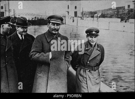 Nikolai Yezhov mit Stalin und Molotow am Moscow-Volga Canal Embankment. Museum: State Museum der politischen Geschichte Russlands, St. Petersburg. Stockfoto