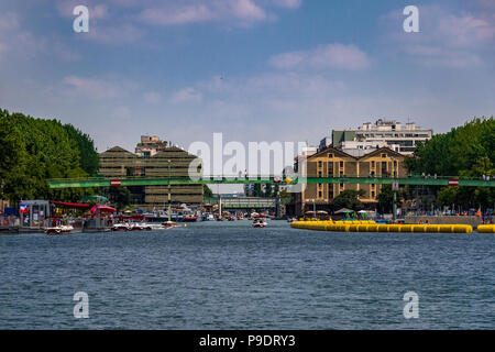 Die Gebäude der nord-östlich des Bassin de la Villette in Paris, Frankreich Stockfoto