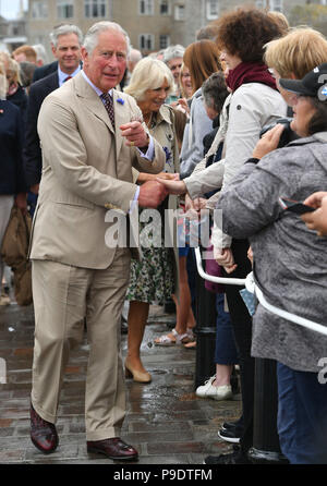 Der Prinz von Wales und die Herzogin von Cornwall, die ihren 71. Geburtstag feiert heute, Chats mit Mitgliedern der Masse, wie sie ankommen die Neu verbesserte Kai bis formell bei einem Besuch in St. Mary's, Isles of Scilly öffnen.