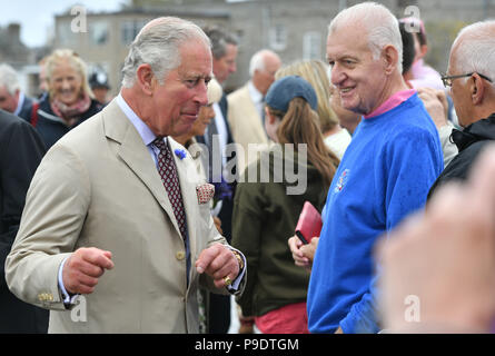 Der Prinz von Wales Chats mit Mitgliedern der Menge, als er ankommt Die neu verbesserte Kai bis formell bei einem Besuch in St. Mary's, Isles of Scilly öffnen. Stockfoto