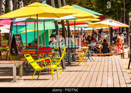 Bunte Sonnenschirme an der Paris Plages an einem heißen Sommertag am Bassin de la Villette in Paris, Frankreich Stockfoto