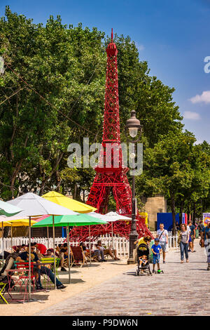 Mini Eiffelturm in Paris Plages an einem heißen Sommertag am Bassin de la Villette in Paris, Frankreich Stockfoto