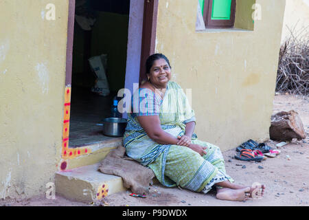 PUDUCHERRY, PONDICHERY, Tamil Nadu, Indien - SEPTEMBER CIRCA, 2017. Ein nicht identifiziertes indische Frau sitzt auf dem Bürgersteig vor Ihrem Haus. Stockfoto