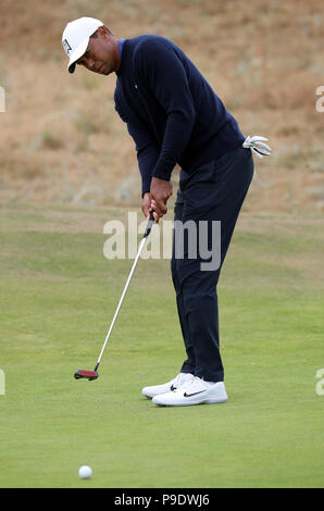 Die USA Tiger Woods Schläge auf die 1 grünen während der Vorschau Tag drei der Open Championship 2018 in Carnoustie Golf Links, Angus. Stockfoto